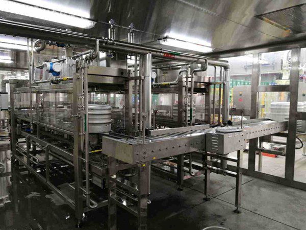 不锈钢大桶扎啤灌装生产线 (2)